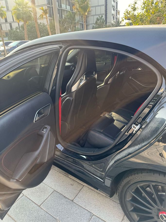 مستعملة Mercedes-Benz A-Class AMG 45 AMG I (W176) شد الوجه, 2.0 l, 2015 في في دبي، اللون أسود. مواصفات الخليج | AUTO.AE