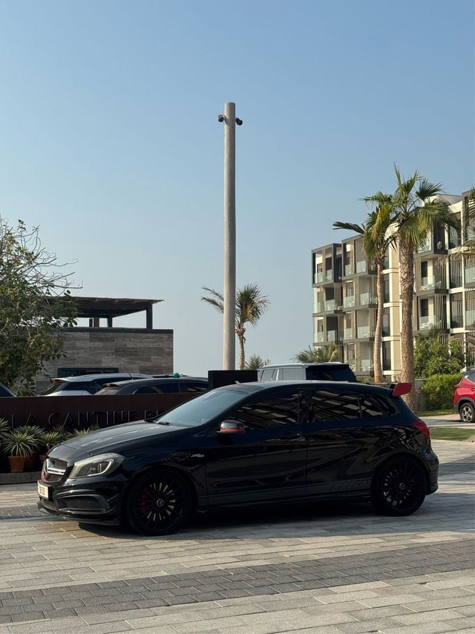 مستعملة Mercedes-Benz A-Class AMG 45 AMG I (W176) شد الوجه, 2.0 l, 2015 في في دبي، اللون أسود. مواصفات الخليج | AUTO.AE
