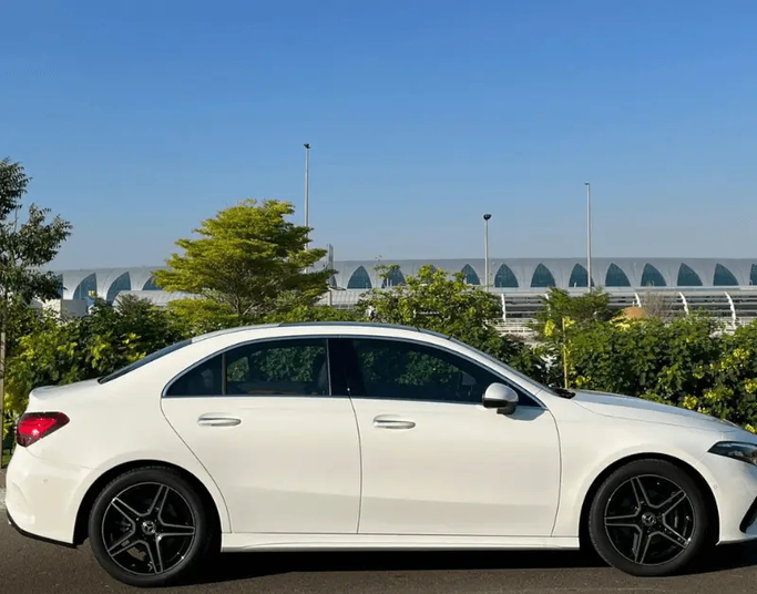 Mercedes-Benz A-Class 200 عملية فيس ليفت IV (W177), 2023  سيدان للتأجير في في دبي من Left lane rent a car llc، اللون أبيض | AUTO.AE | إعلان #1487