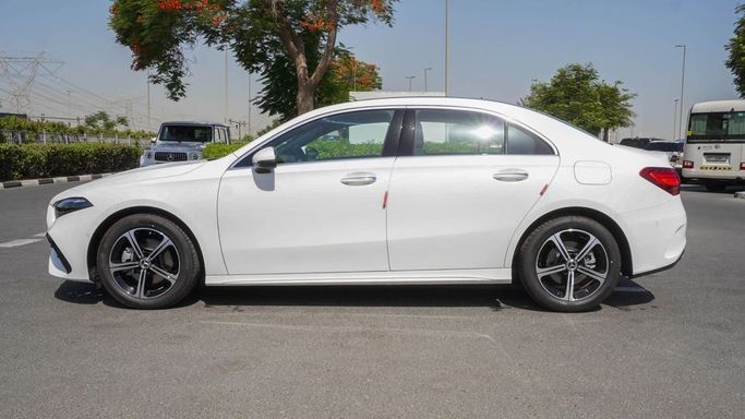 Новый Mercedes-Benz A-Class 200 Long IV (W177) Рестайлинг, 1.3 л, 2025 в Дубае от Najem Motors Белый цвет. Китайская | AUTO.AE