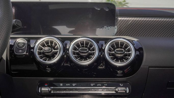 Новый Mercedes-Benz A-Class 200 Long IV (W177) Рестайлинг, 1.3 л, 2025 в Дубае от Najem Motors Белый цвет. Китайская | AUTO.AE