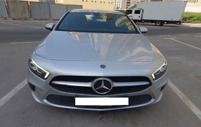Подержанный Mercedes-Benz A-Class 200 IV (W177), 1.3 л, 2019 в Дубае Серебристый цвет. GCC | AUTO.AE