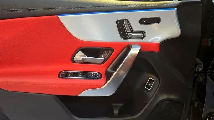 Подержанный Mercedes-Benz A-Class 200 IV (W177) Рестайлинг, 1.3 л, 2023 в Дубае от Billionaire Motors Черный цвет. GCC | AUTO.AE