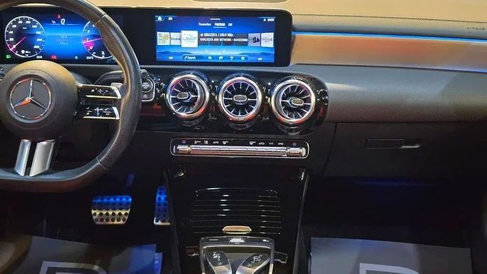 Подержанный Mercedes-Benz A-Class 200 IV (W177) Рестайлинг, 1.3 л, 2023 в Дубае от Billionaire Motors Черный цвет. GCC | AUTO.AE