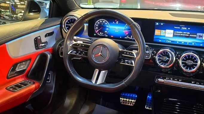 Подержанный Mercedes-Benz A-Class 200 IV (W177) Рестайлинг, 1.3 л, 2023 в Дубае от Billionaire Motors Черный цвет. GCC | AUTO.AE