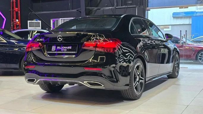 Подержанный Mercedes-Benz A-Class 200 IV (W177) Рестайлинг, 1.3 л, 2023 в Дубае от Billionaire Motors Черный цвет. GCC | AUTO.AE