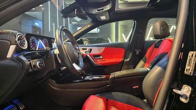 Подержанный Mercedes-Benz A-Class 200 IV (W177) Рестайлинг, 1.3 л, 2023 в Дубае от Billionaire Motors Черный цвет. GCC | AUTO.AE