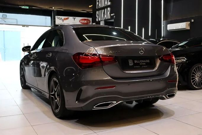 Подержанный Mercedes-Benz A-Class 200 IV (W177) Рестайлинг, 1.3 л, 2023 в Дубае от Billionaire Motors Серый цвет. GCC | AUTO.AE