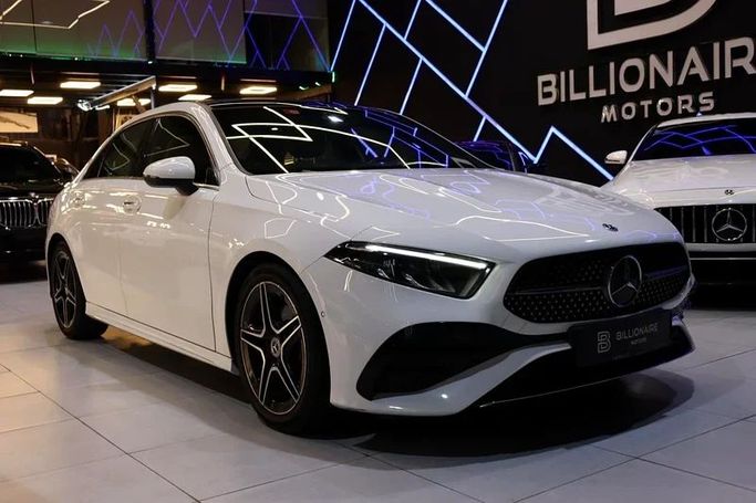 Подержанный Mercedes-Benz A-Class 200 IV (W177) Рестайлинг, 1.3 л, 2023 в Дубае от Billionaire Motors Белый цвет. GCC | AUTO.AE