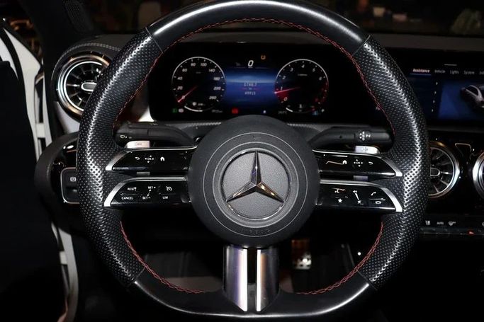 Подержанный Mercedes-Benz A-Class 200 IV (W177) Рестайлинг, 1.3 л, 2023 в Дубае от Billionaire Motors Белый цвет. GCC | AUTO.AE