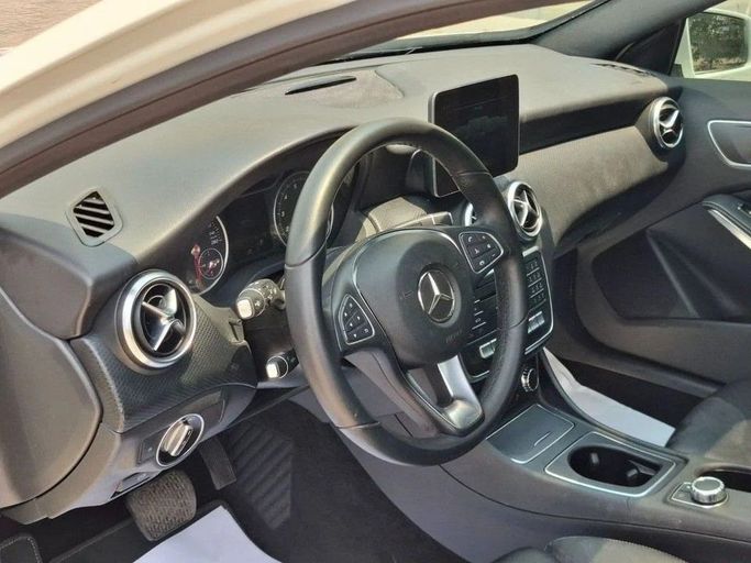 Подержанный Mercedes-Benz A-Class 200 IV (W177), 1.3 л, 2018 в Дубае от Barkat Alrahmen Motors Белый цвет. Корейская | AUTO.AE