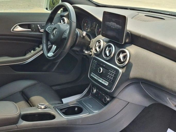 Подержанный Mercedes-Benz A-Class 200 IV (W177), 1.3 л, 2018 в Дубае от Barkat Alrahmen Motors Белый цвет. Корейская | AUTO.AE