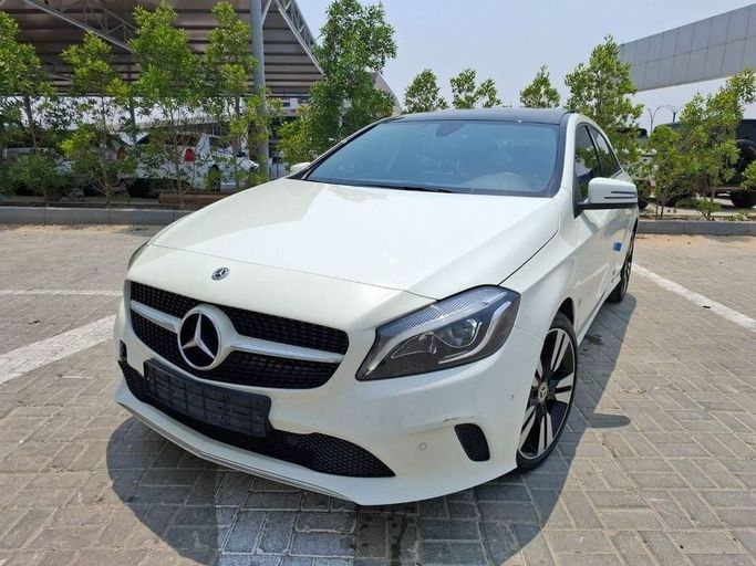 Подержанный Mercedes-Benz A-Class 200 IV (W177), 1.3 л, 2018 в Дубае от Barkat Alrahmen Motors Белый цвет. Корейская | AUTO.AE
