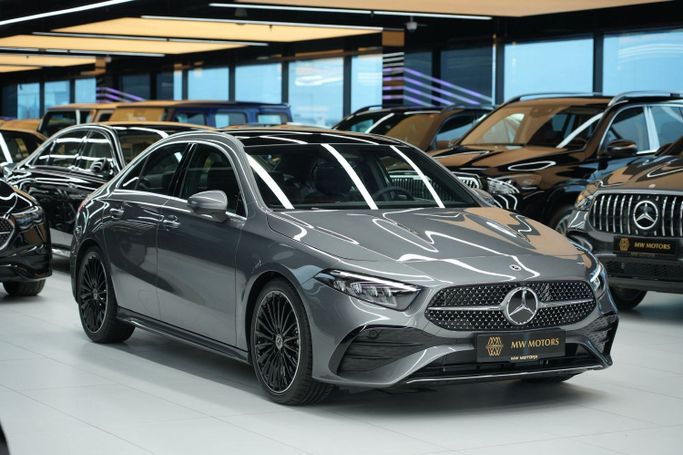 جديدة Mercedes-Benz A-Class 200 عملية شد الوجه IV (W177), 1.3 l, 2026 في في دبي من MW Motors ، اللون رمادي. مواصفات الخليج | AUTO.AE