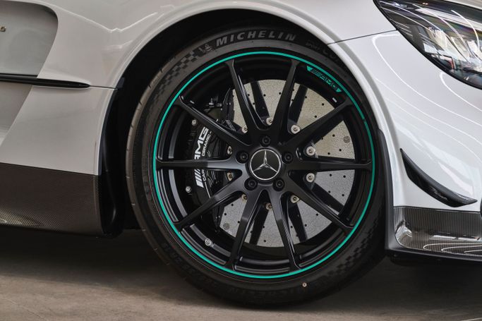 Новый Mercedes-Benz AMG GT Black Series I Рестайлинг, 4.0 л, 2021 в Дубае от PUPIL OF FATE MOTORS Серебристый цвет. GCC | AUTO.AE