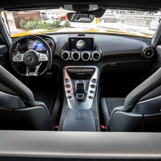 Подержанный Mercedes-Benz AMG GT R I Рестайлинг, 4.0 л, 2017 в Дубае от Q Motors Желтый цвет. Японская | AUTO.AE