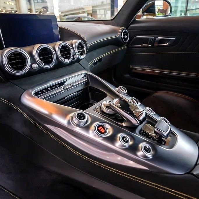 Подержанный Mercedes-Benz AMG GT R I Рестайлинг, 4.0 л, 2017 в Дубае от Q Motors Желтый цвет. Японская | AUTO.AE