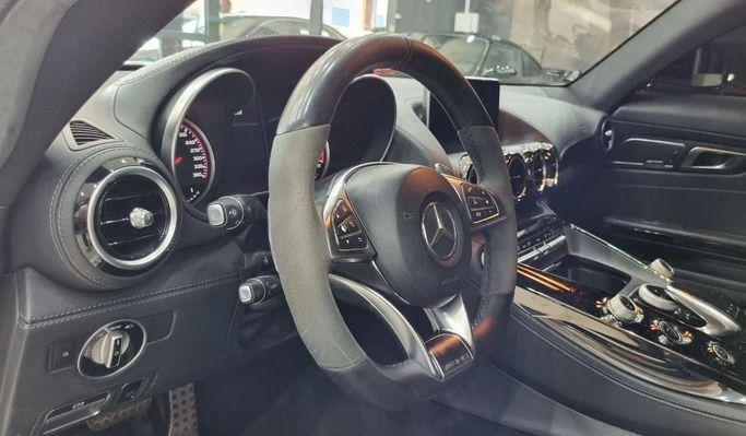 Подержанный Mercedes-Benz AMG GT S I, 4.0 л, 2015 в Дубае от Carbon Cars Белый цвет. Европейская | AUTO.AE