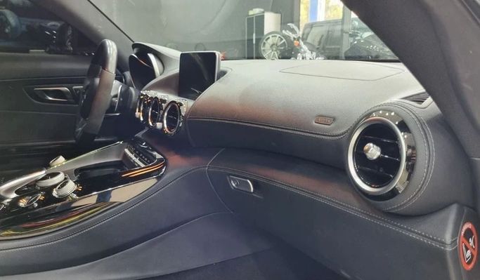 Подержанный Mercedes-Benz AMG GT S I, 4.0 л, 2015 в Дубае от Carbon Cars Белый цвет. Европейская | AUTO.AE
