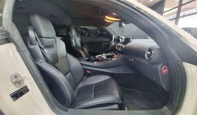 Подержанный Mercedes-Benz AMG GT S I, 4.0 л, 2015 в Дубае от Carbon Cars Белый цвет. Европейская | AUTO.AE