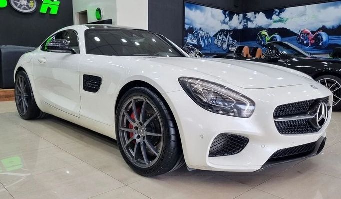 Подержанный Mercedes-Benz AMG GT S I, 4.0 л, 2015 в Дубае от Carbon Cars Белый цвет. Европейская | AUTO.AE