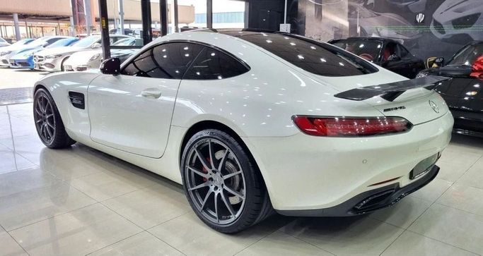 Подержанный Mercedes-Benz AMG GT S I, 4.0 л, 2015 в Дубае от Carbon Cars Белый цвет. Европейская | AUTO.AE