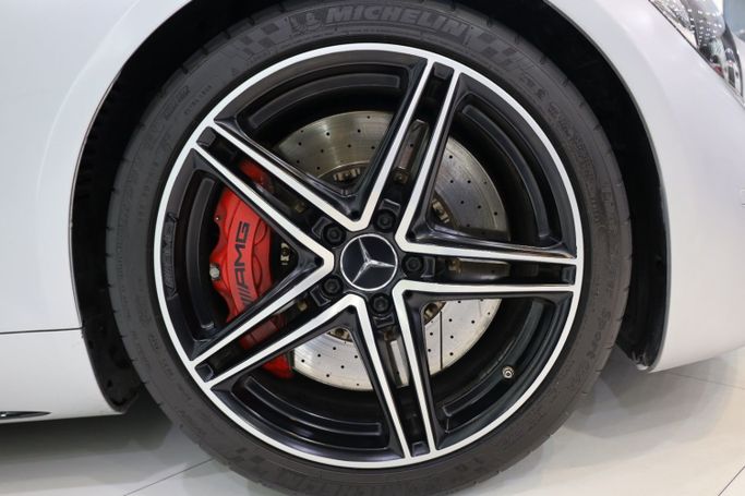 Подержанный Mercedes-Benz AMG GT C I Рестайлинг, 4.0 л, 2018 в Дубае от Sanam Cars Серебристый цвет. GCC | AUTO.AE