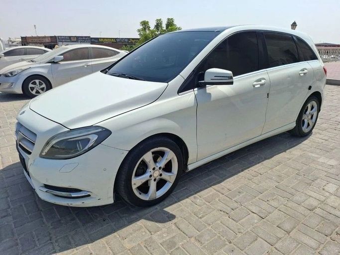 Подержанный Mercedes-Benz B-Class 200 CDI II (W246), 1.8 л, 2013 в Дубае от Barkat Alrahmen Motors Белый цвет. Корейская | AUTO.AE
