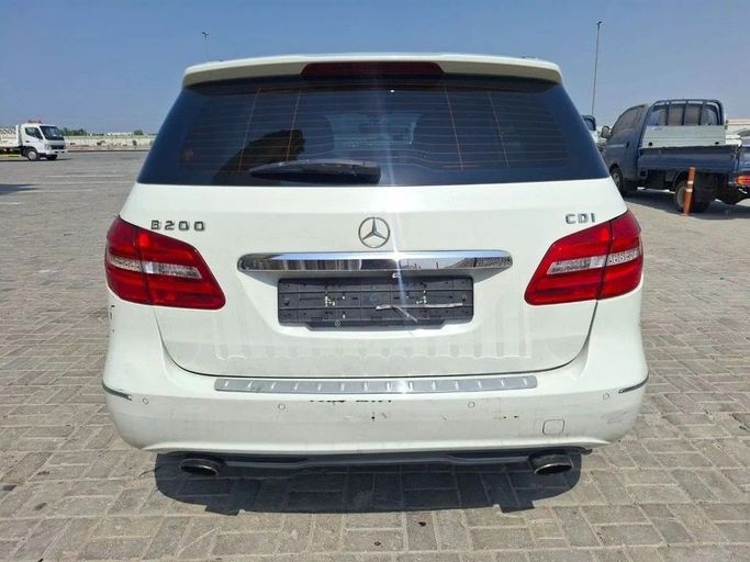 Подержанный Mercedes-Benz B-Class 200 CDI II (W246), 1.8 л, 2013 в Дубае от Barkat Alrahmen Motors Белый цвет. Корейская | AUTO.AE