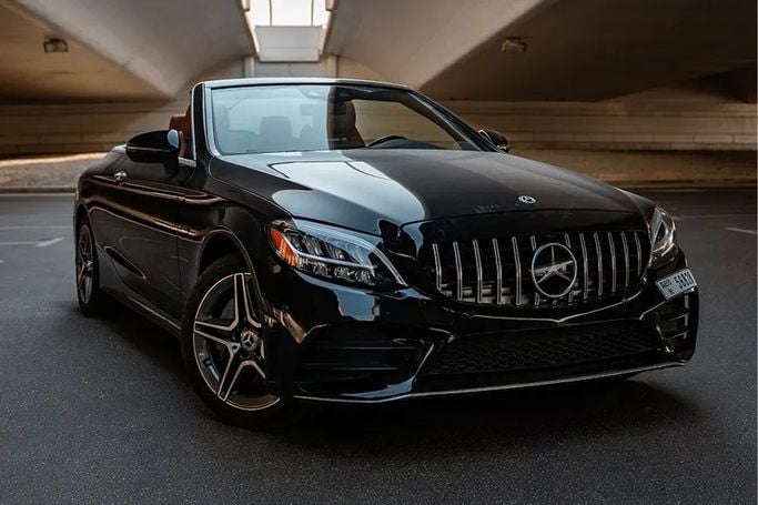 Mercedes-Benz C-Class AMG 63 AMG V (W206), 2023 седан стандарт класса в Дубае от Alligator Car Rental черный цвет | AUTO.AE