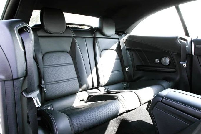 Подержанный Mercedes-Benz C-Class AMG 63 AMG S IV (W205), 4.0 л, 2018 в Дубае от Mohammad Alkarak Motors Белый цвет. Европейская | AUTO.AE