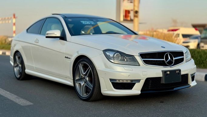 Подержанный Mercedes-Benz C-Class AMG 63 AMG III (W204) Рестайлинг, 6.2 л, 2013 в Дубае от Saeed Auto Белый цвет. Японская | AUTO.AE