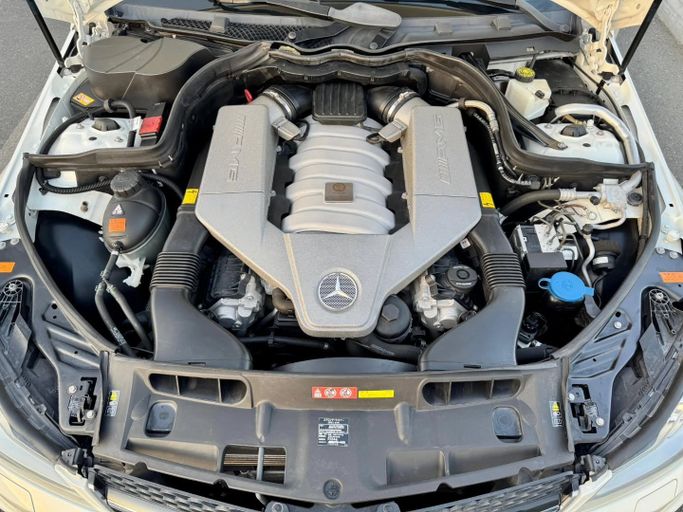 Подержанный Mercedes-Benz C-Class AMG 63 AMG III (W204) Рестайлинг, 6.2 л, 2013 в Дубае от Saeed Auto Белый цвет. Японская | AUTO.AE