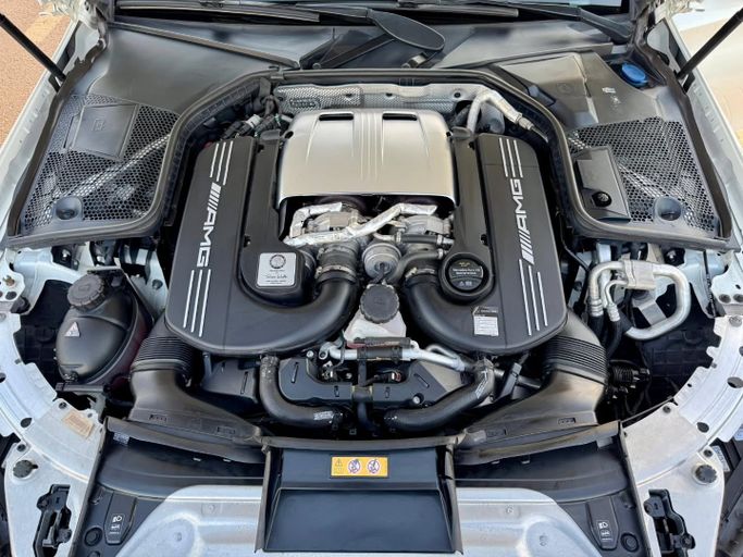 Подержанный Mercedes-Benz C-Class AMG 63 AMG S IV (W205) Рестайлинг, 4.0 л, 2018 в Дубае от Saeed Auto Белый цвет. Японская | AUTO.AE