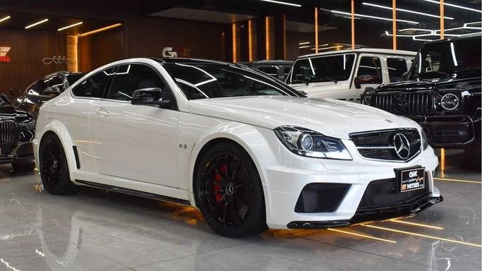Подержанный Mercedes-Benz C-Class AMG 63 AMG III (W204) Рестайлинг, 6.2 л, 2013 в Дубае от Najem Motors Белый цвет. Европейская | AUTO.AE