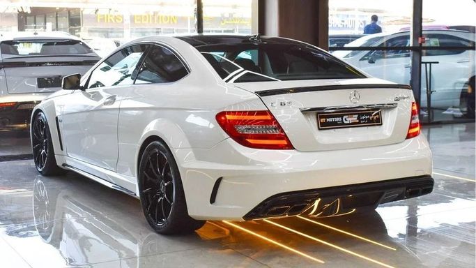 Подержанный Mercedes-Benz C-Class AMG 63 AMG III (W204) Рестайлинг, 6.2 л, 2013 в Дубае от Najem Motors Белый цвет. Европейская | AUTO.AE