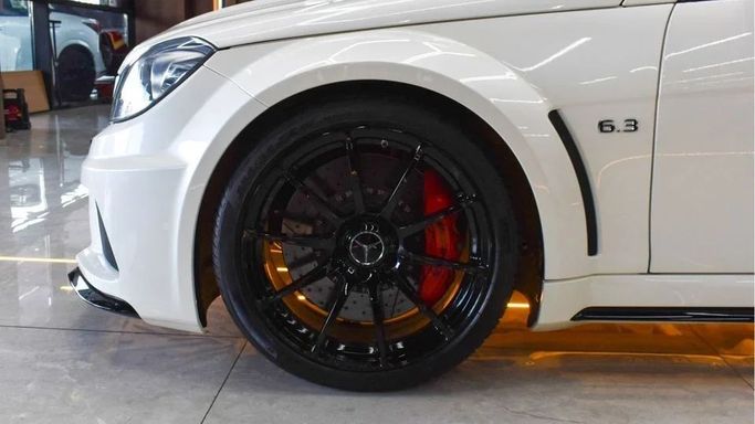 Подержанный Mercedes-Benz C-Class AMG 63 AMG III (W204) Рестайлинг, 6.2 л, 2013 в Дубае от Najem Motors Белый цвет. Европейская | AUTO.AE
