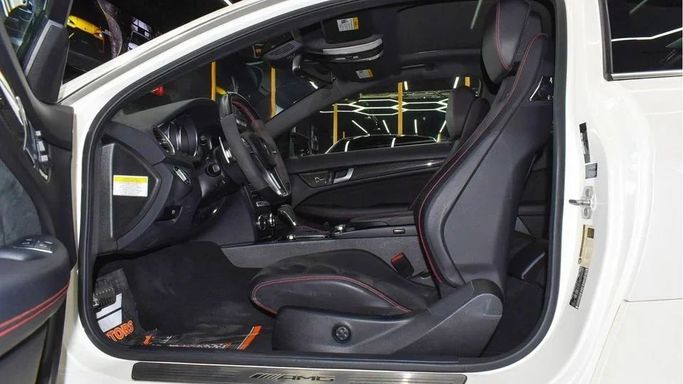 Подержанный Mercedes-Benz C-Class AMG 63 AMG III (W204) Рестайлинг, 6.2 л, 2013 в Дубае от Najem Motors Белый цвет. Европейская | AUTO.AE