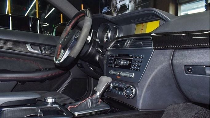 Подержанный Mercedes-Benz C-Class AMG 63 AMG III (W204) Рестайлинг, 6.2 л, 2013 в Дубае от Najem Motors Белый цвет. Европейская | AUTO.AE