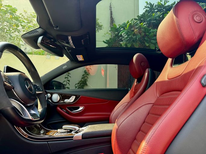 Подержанный Mercedes-Benz C-Class AMG 43 AMG IV (W205), 3.0 л, 2017 в Дубае Белый цвет. GCC | AUTO.AE