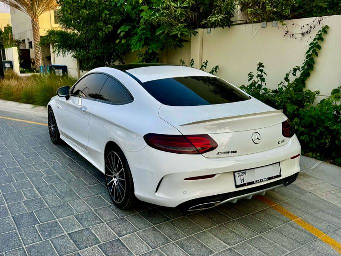 Подержанный Mercedes-Benz C-Class AMG 43 AMG IV (W205), 3.0 л, 2017 в Дубае Белый цвет. GCC | AUTO.AE
