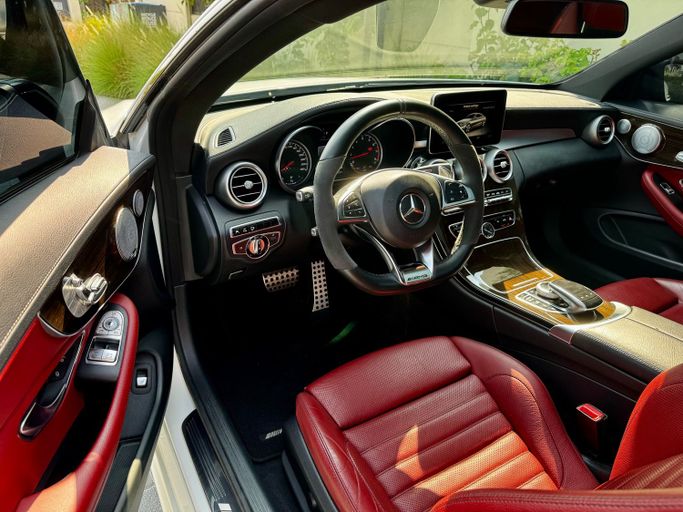 Подержанный Mercedes-Benz C-Class AMG 43 AMG IV (W205), 3.0 л, 2017 в Дубае Белый цвет. GCC | AUTO.AE