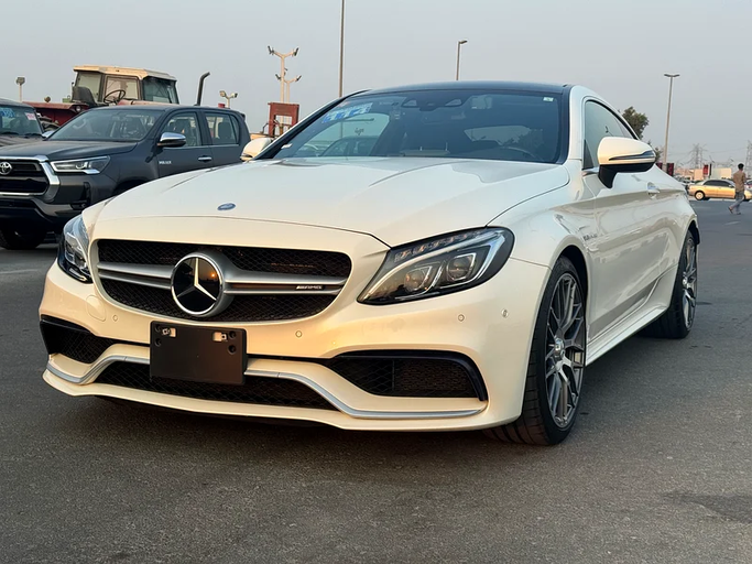 Подержанный Mercedes-Benz C-Class AMG 63 AMG IV (W205), 4.0 л, 2017 в Дубае от Lucky Star Motors Белый цвет. Японская | AUTO.AE