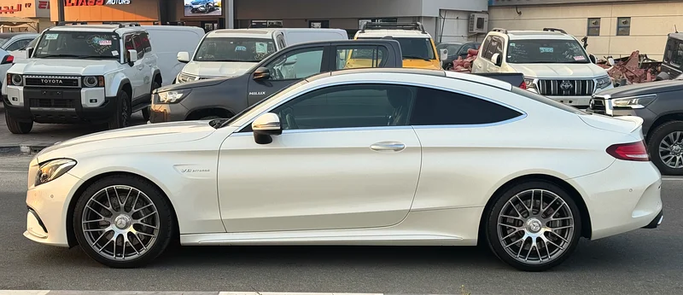 Подержанный Mercedes-Benz C-Class AMG 63 AMG IV (W205), 4.0 л, 2017 в Дубае от Lucky Star Motors Белый цвет. Японская | AUTO.AE