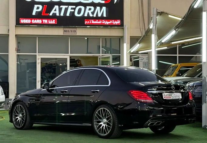 Подержанный Mercedes-Benz C-Class AMG 63 AMG IV (W205), 4.0 л, 2018 в Дубае от Platform Used Cars Черный цвет. Корейская | AUTO.AE