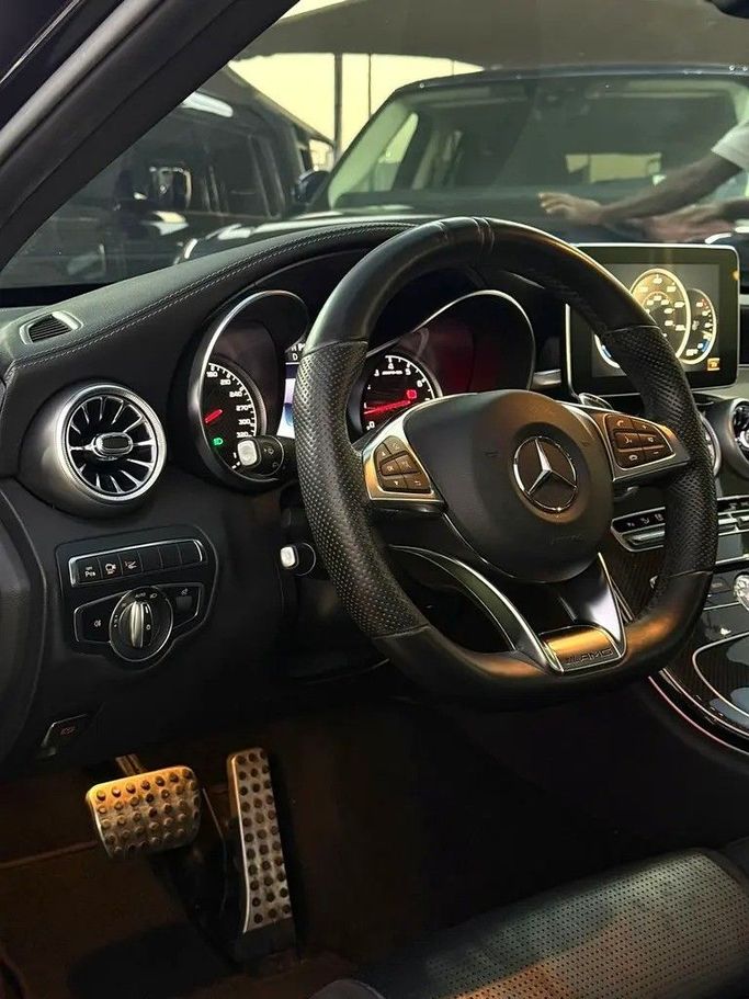 Подержанный Mercedes-Benz C-Class AMG 63 AMG IV (W205), 4.0 л, 2018 в Дубае от Platform Used Cars Черный цвет. Корейская | AUTO.AE