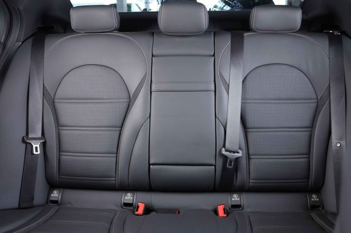 Подержанный Mercedes-Benz C-Class AMG 63 AMG IV (W205), 4.0 л, 2017 в Дубае от The Car Superstore Белый цвет. Японская | AUTO.AE