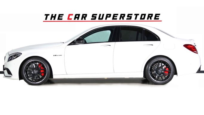 Подержанный Mercedes-Benz C-Class AMG 63 AMG IV (W205), 4.0 л, 2017 в Дубае от The Car Superstore Белый цвет. Японская | AUTO.AE