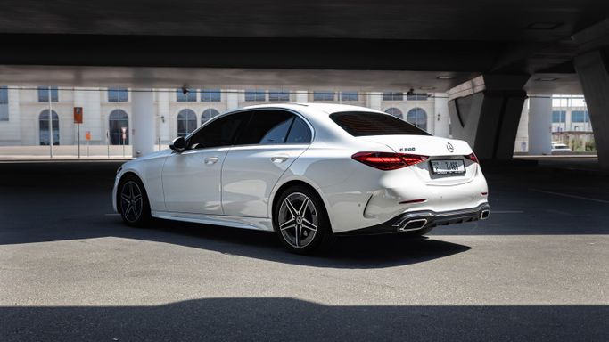 Mercedes-Benz C-Class 200 V (W206), 2022 седан стандарт класса в Дубае от AVA car rental белый цвет | AUTO.AE