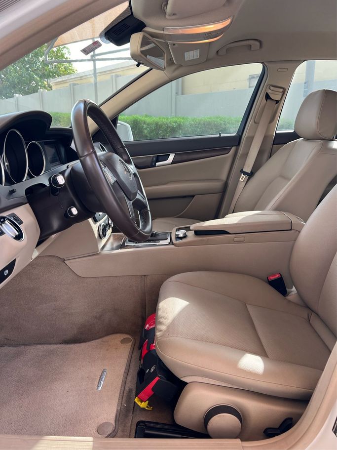 Used Mercedes-Benz C-Class 180 III (W204) Facelift, 1.6 l, 2013 in Dubai, White color. GCC Specs | AUTO.AE